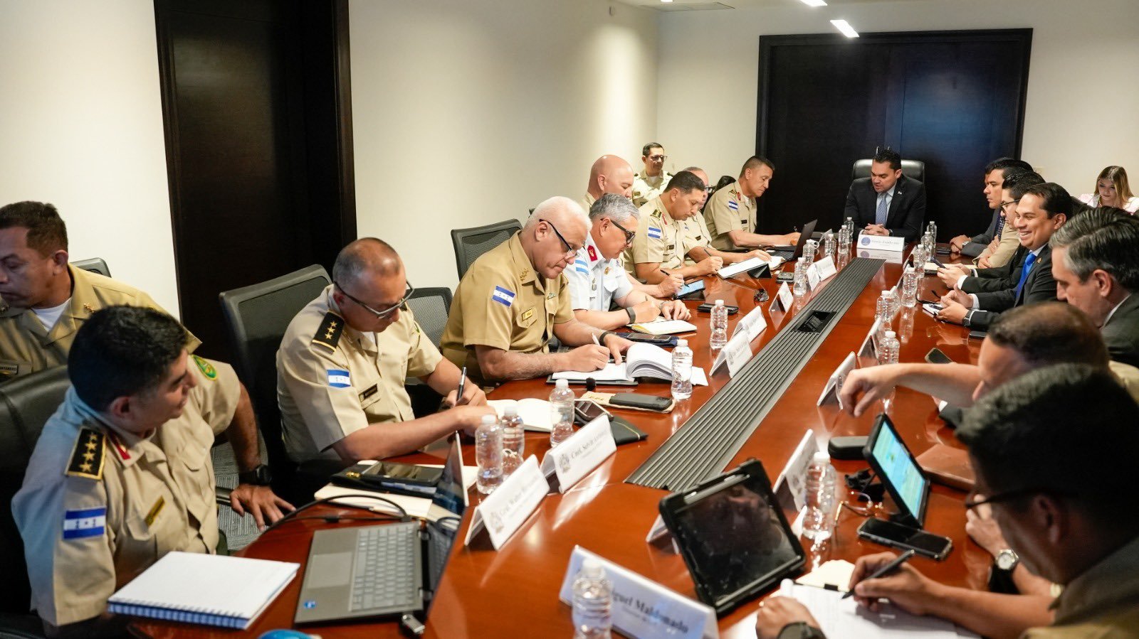Congreso y Fuerzas Armadas fortalecen coordinación para impulsar modernización y seguridad nacional