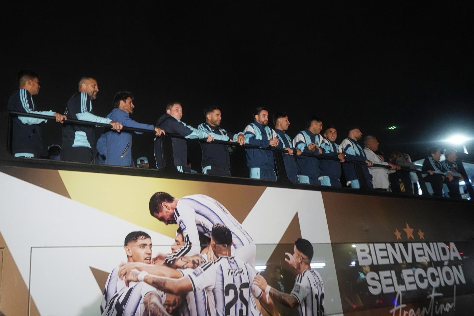 “Gracias eternas”: hinchas argentinos reciben a la selección tras la final del Mundial