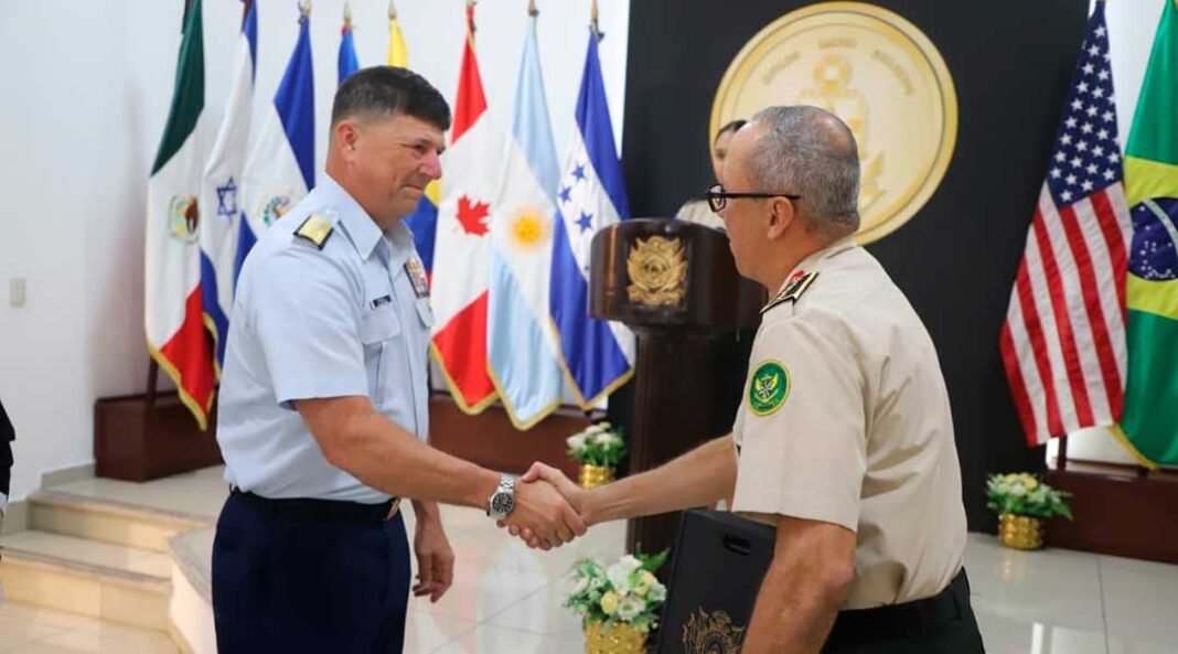 ¿Cuáles fueron los temas abordados en la reunión entre Jeffrey K. Randall y el Jefe del Estado Mayor Conjunto de Honduras Héctor Benjamín Valerio?