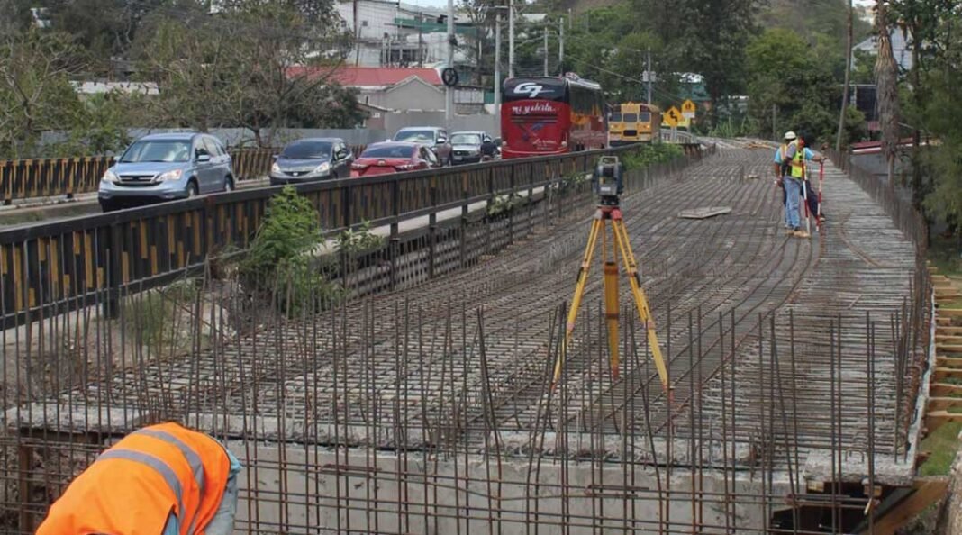 ¿En qué porcentaje de avance se encuentra el Puente Germania que ptomete aliviar el tráfico en la salida al sur?