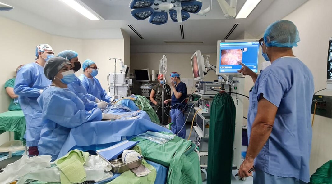 Trasplante renal en el IHSS cambia la vida de un joven gracias a la donación de su hermana