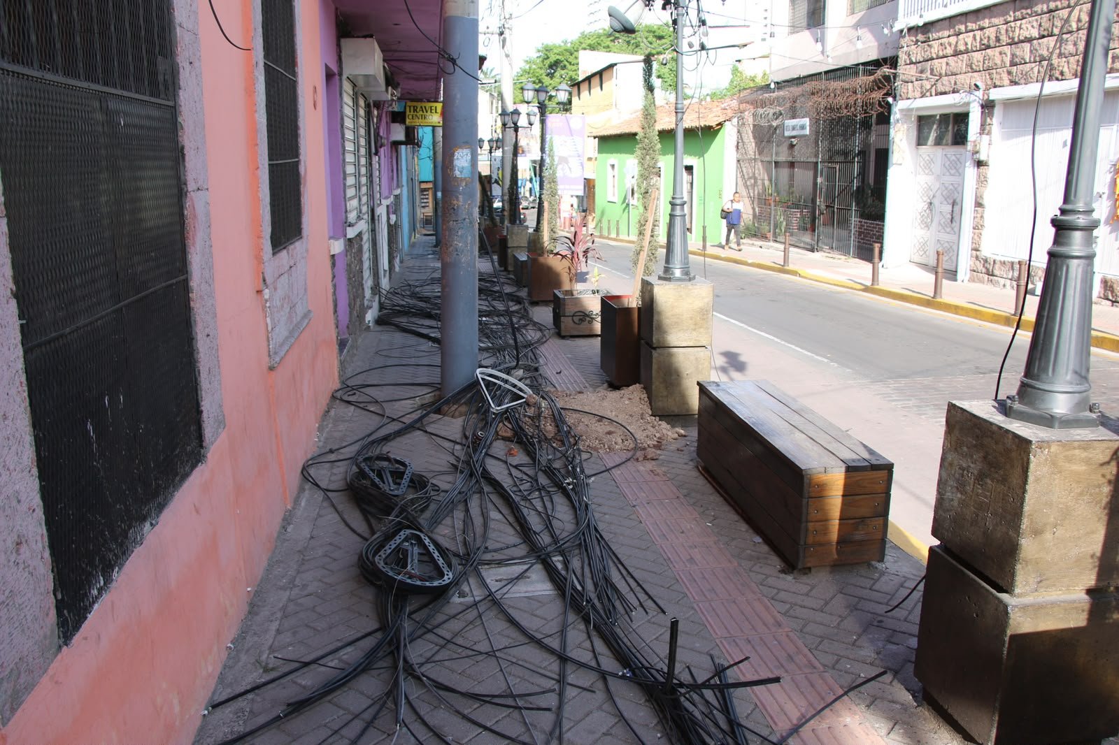 AMDC avanza en el ordenamiento del centro histórico con el retiro de postes y cableado obsoleto
