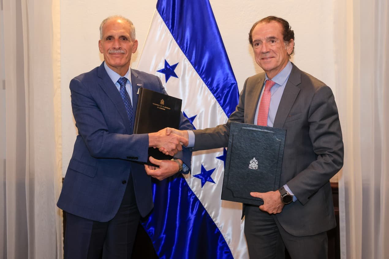 Presidente Asfura firma convenio para desarrollar el nuevo Hospital de Puerto Cortés