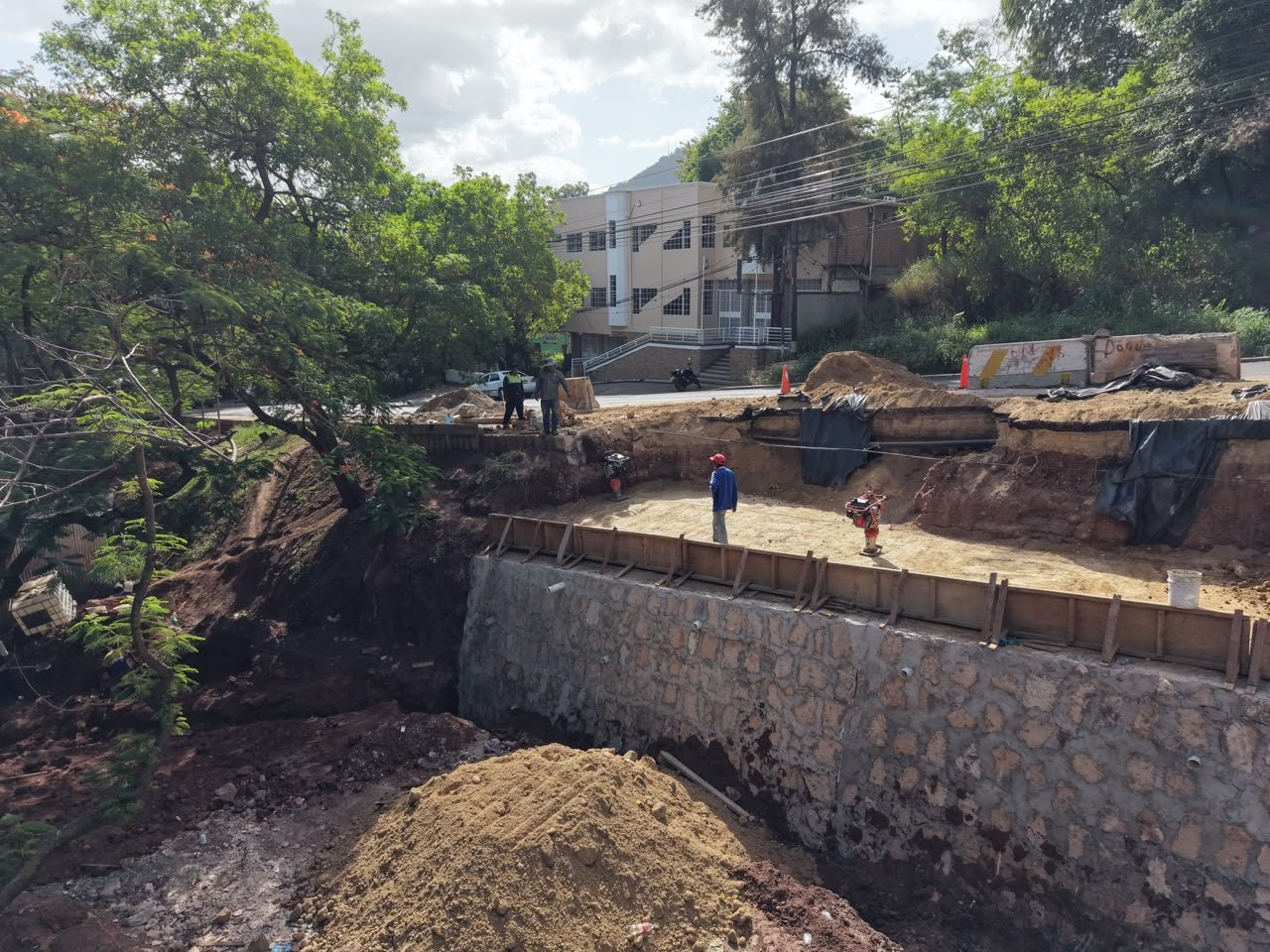 AMDC alcanza un 80 % de avance en la reconstrucción de tramo vial en la colonia 21 de Octubre