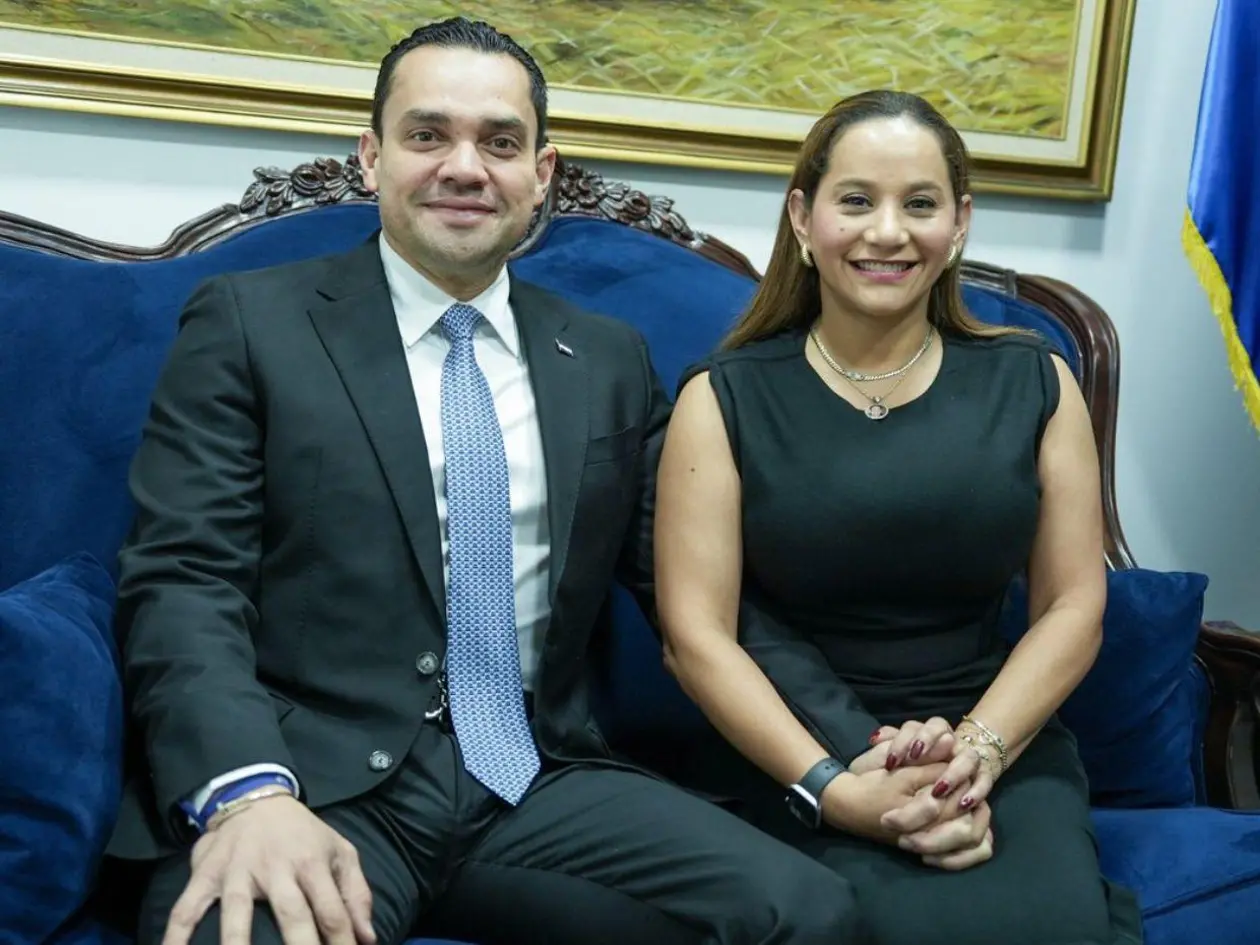 Tomás Zambrano asegura que labor de su esposa en el Congreso es ad honorem y niega uso de fondos públicos