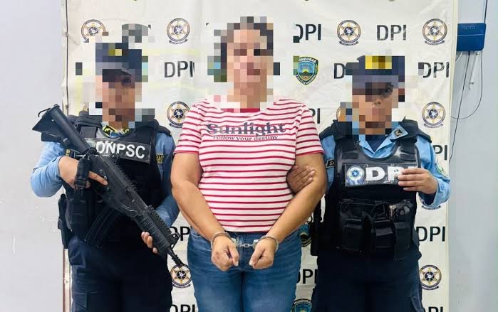 Hija de maestra Perla Díaz defiende a su madre tras detención por agresión a estudiante en Yoro