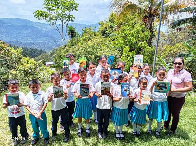 Brechas en la educación hondureña: maestros llegan a atender hasta 45 alumnos por aula en zonas rurales