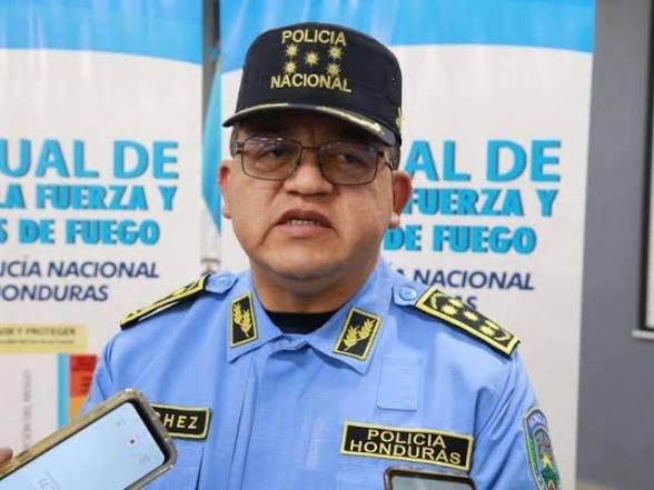 Millonario contrato para uniformes policiales desata cuestionamientos por adjudicación a tienda de ropa usada en gestión de Gustavo Sánchez