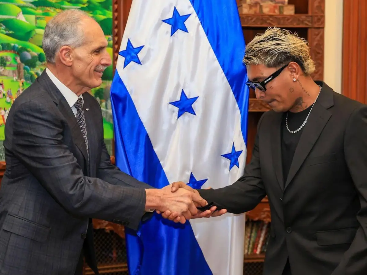 Tiktokers liderados por Supremo viajan a Perú con apoyo del Gobierno de Nasry Asfura para partido internacional